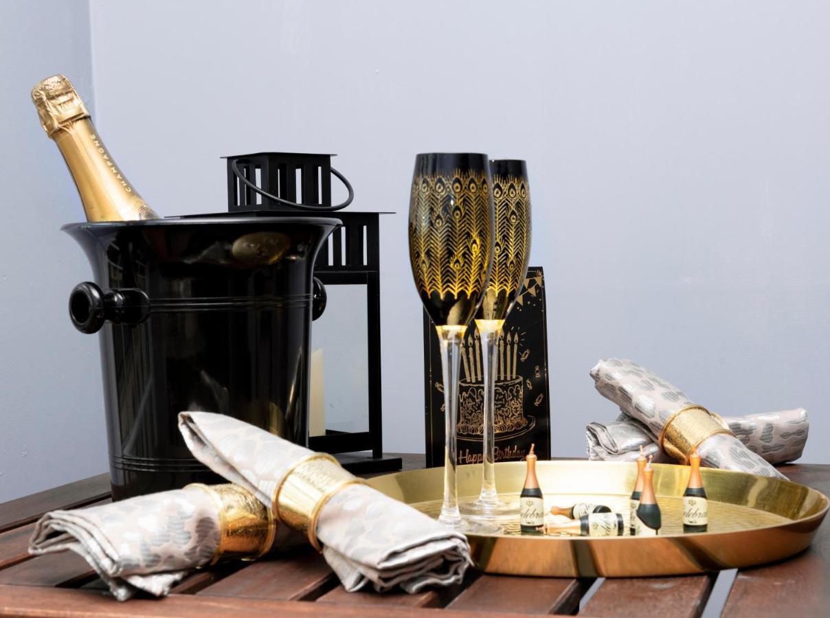 The Penthouse Gathering - Town Centre - Sleeps Up To 16 ريكسهام المظهر الخارجي الصورة