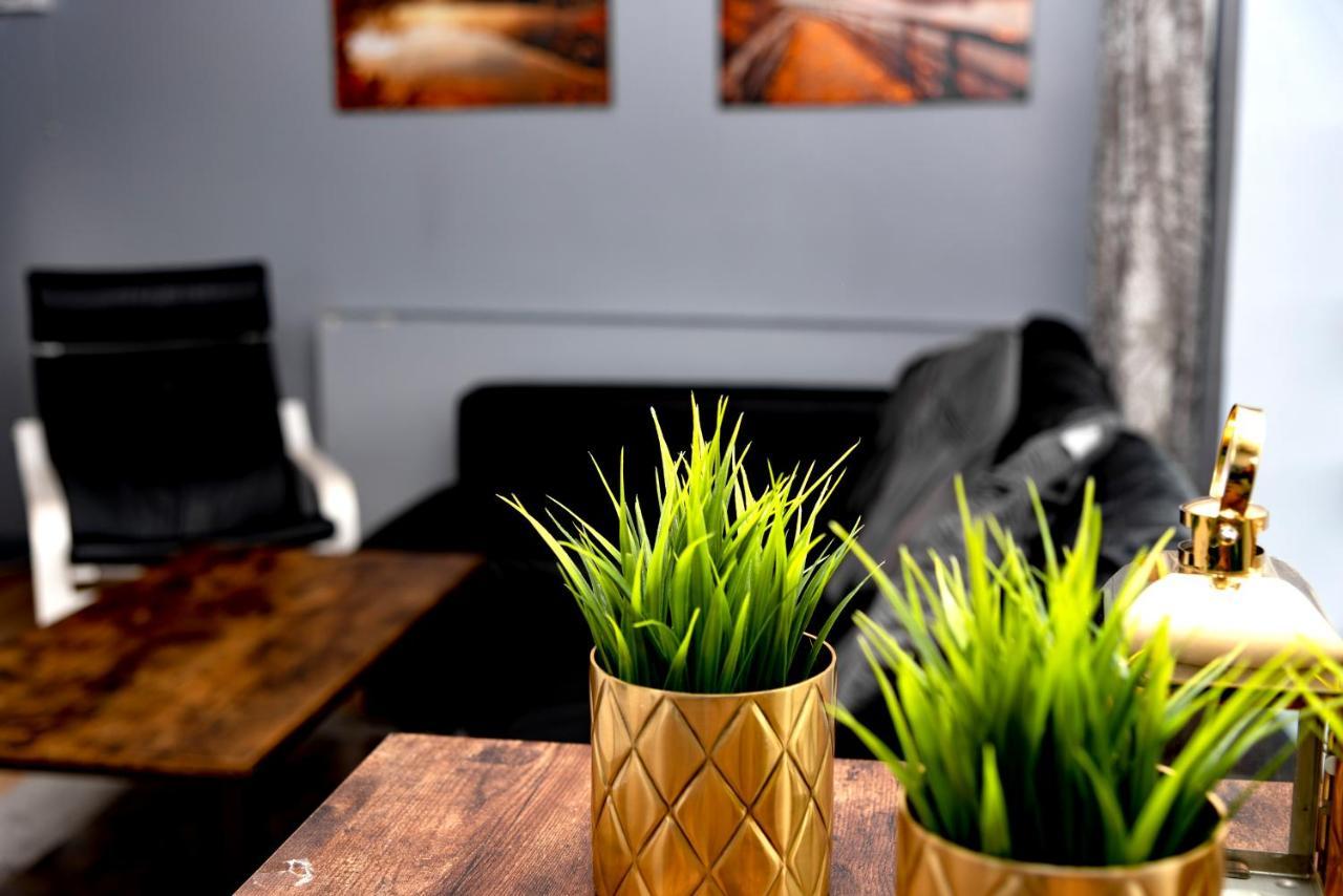 The Penthouse Gathering - Town Centre - Sleeps Up To 16 ريكسهام المظهر الخارجي الصورة